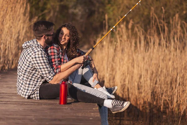 Couple Amoureux Assis Sur Les Quais Lac Pêchant Profitant Une — Photo
