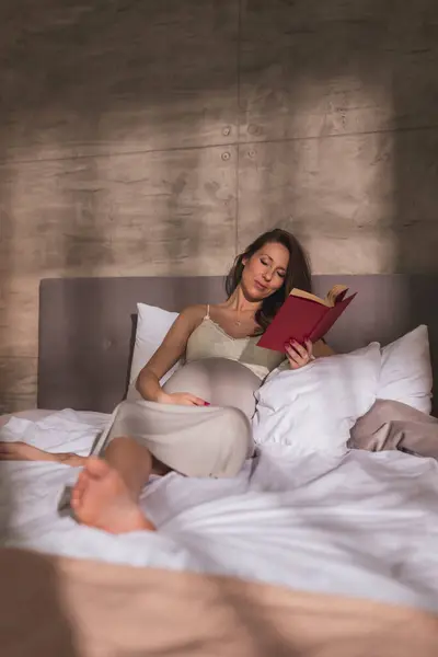Pregnant Woman Wearing Nightgown Lying Bed Relaxing Home Morning Reading — Stock Photo, Image
