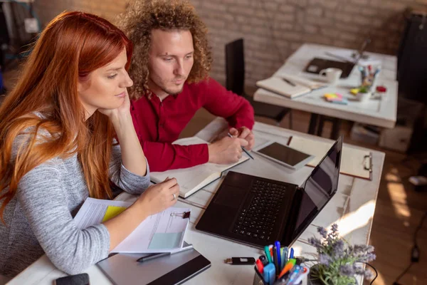 Yeni bir proje üzerinde birlikte çalışan genç iş arkadaşları; birlikte çalışan serbest programcılar