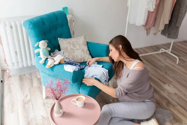 Krásná Těhotná Žena Relaxuje Doma Připravuje Příchod Nového Člena Rodiny — Stock fotografie