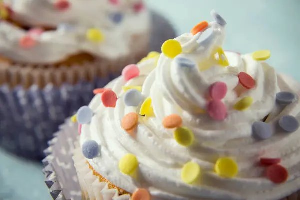 Närbild Kräm Med Färgglada Strössel Cupcake — Stockfoto