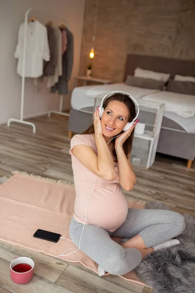Krásná Těhotná Žena Těší Svůj Volný Čas Doma Poslech Hudby — Stock fotografie