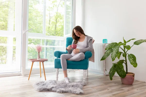 Mujer Embarazada Relajándose Casa Sentada Sillón Junto Ventana Bebiendo Una — Foto de Stock