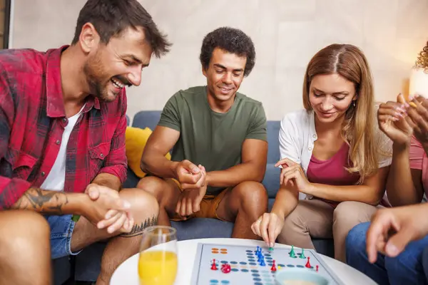 Grupp Glada Unga Vänner Som Har Roligt Att Spela Ludo — Stockfoto