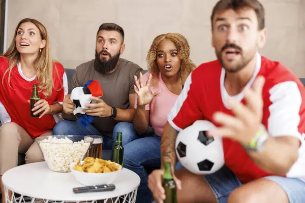 Ομάδα Φίλων Που Παρακολουθούν Ποδοσφαιρικό Αγώνα Στην Τηλεόραση Στο Σπίτι — Φωτογραφία Αρχείου