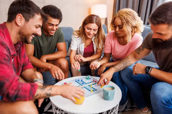 Gruppe Fröhlicher Junger Freunde Die Spaß Ludo Brettspiel Haben Während — Stockfoto