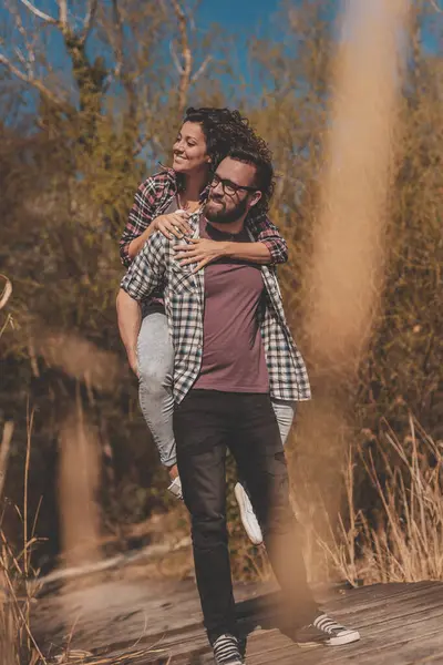 Pareja Amor Divertirse Aire Libre Hombre Piggybacking Mujer Mientras Camina — Foto de Stock