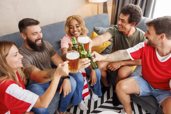 Gruppe Gut Gelaunter Fußballfans Trinkt Bier Und Stößt Auf Das — Stockfoto