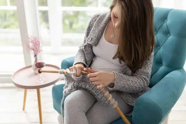 Mulher Grávida Bonita Sentada Uma Poltrona Pela Janela Tricotando Cobertor — Fotografia de Stock