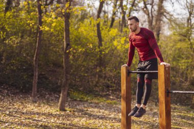 Sokak idman parkında spor yapan aktif bir genç.