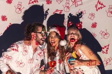 Yılbaşı partisinde eğlenen bir grup insan gece yarısı geri sayımını beklerken gece kulübünde dans edip kokteyl içiyorlar.