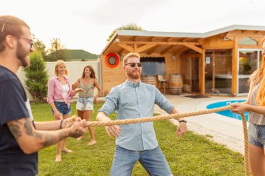 Bir grup neşeli genç arkadaş yaz tatilinde havuz kenarında eğleniyorlar. Limbo dans yarışmasına katılıyorlar. Dans ederken ipin altından geçiyorlar.