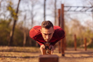 Aktif bir adam dışarıda spor yapıyor, spor yapıyor, şınav çekiyor.