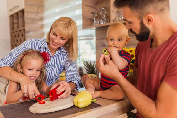 Hermosa Familia Feliz Divirtiéndose Cocinando Almuerzo Juntos Madre Hija Cortando —  Fotos de Stock