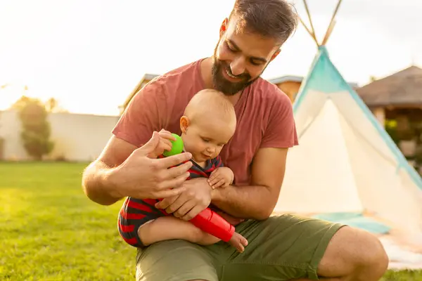 Junger Vater Spielt Mit Seinem Kleinen Jungen Zeltet Einem Sonnigen — Stockfoto