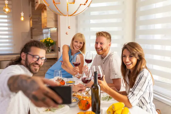 Grupp Unga Vänner Som Tar Selfie När Utbringar Skål Middagsbjudningen — Stockfoto