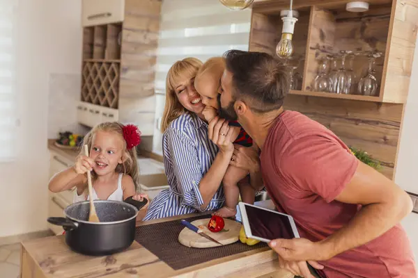 Jovens Pais Alegres Divertindo Cozinhando Almoço Junto Com Seus Filhos — Fotografia de Stock
