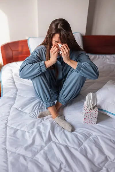 Hasta Kadın Grip Olmuş Ateşi Var Pijama Giyiyor Sabahları Yatakta — Stok fotoğraf