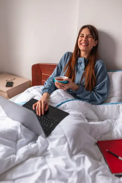 Güzel Genç Bir Kadın Sabahları Yatağında Oturuyor Evde Bilgisayarla Çalışıyor — Stok fotoğraf