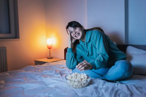 Mooie Jonge Vrouw Pyjama Zittend Bed Popcorn Etend Lachend Tijdens — Stockfoto