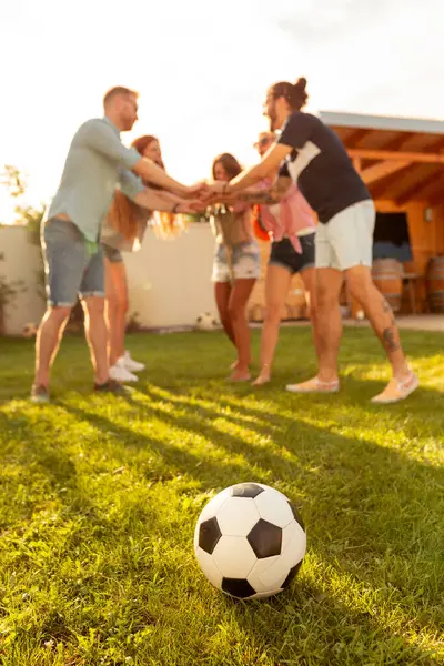 Группа Молодых Друзей Весело Играет Футбол Заднем Дворе Газоне Команда — стоковое фото