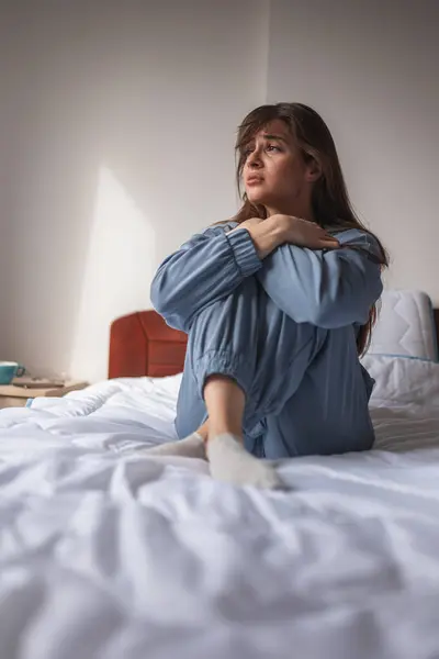 Zihinsel Sorunları Olan Genç Bir Kadın Yalnız Endişeli Yatakta Ağlıyor — Stok fotoğraf