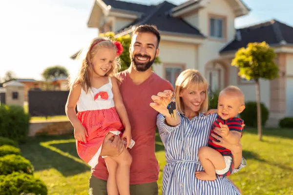 Vacker Lycklig Familj Som Står Framför Sitt Nya Hus Parnet — Stockfoto
