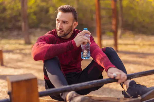 Atletische Jongeman Drinken Van Water Ontspannen Een Intensieve Training Buitenlucht — Stockfoto