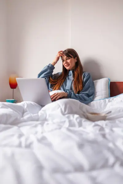 Sabahları Pijama Giyen Bir Kadın Evde Dizüstü Bilgisayar Kullanarak Çalışıyor — Stok fotoğraf