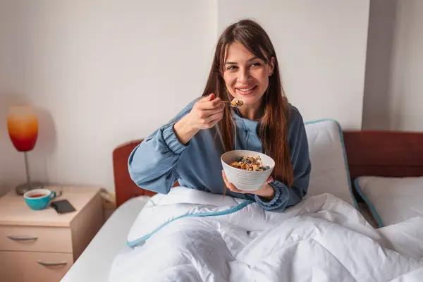 Beautiful Young Woman Wearing Pajamas Sitting Bed Morning Having Cereal — Stock Photo, Image