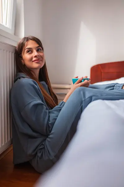 Vacker Ung Kvinna Pyjamas Sittande Golvet Vid Sängen Sovrummet Dricka — Stockfoto
