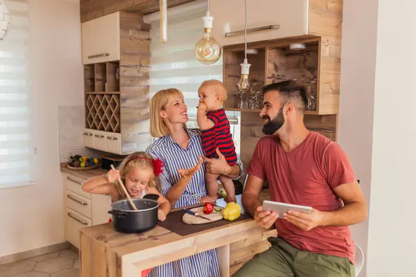 Glada Unga Familj Har Roligt Matlagning Lunch Tillsammans Sitter Vid — Stockfoto