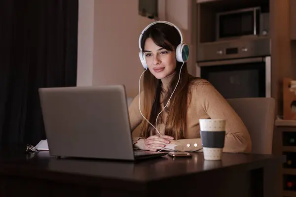ホームオフィスの机に座って オンライン授業を受ける女性 — ストック写真