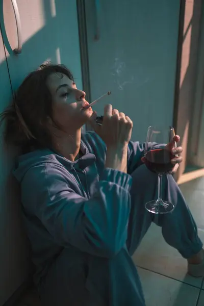 Depressieve Jonge Vrouw Die Het Donker Vloer Zit Wijn Drinkt — Stockfoto