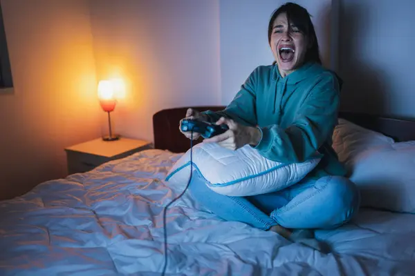 Mulher Bonita Divertindo Jogando Videogames Cama Tarde Noite — Fotografia de Stock