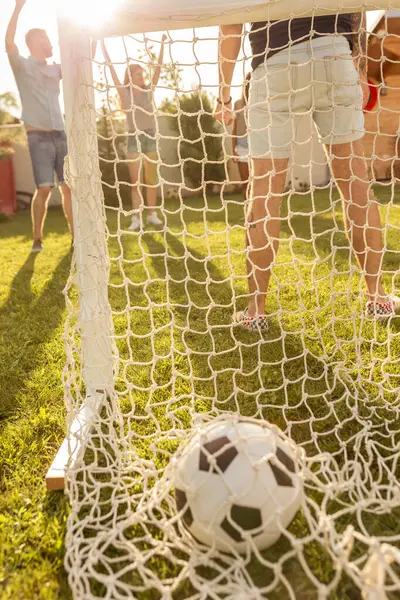 Bir Grup Neşeli Genç Çimenlerde Futbol Oynayarak Eğleniyor Bir Gol — Stok fotoğraf