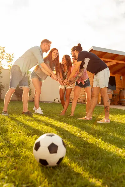 Bir Grup Genç Arkadaş Arka Bahçedeki Çimlerde Futbol Oynarken Eğleniyorlar — Stok fotoğraf