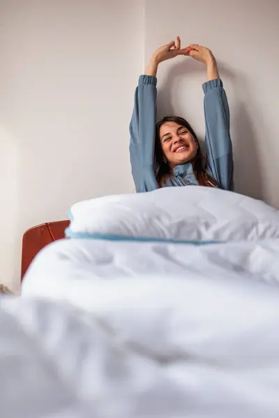 Mooie Jonge Vrouw Pyjama Zittend Bed Ochtend Stretching Ontspannen Thuis — Stockfoto