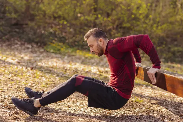 Man Doet Lichaamsgewicht Dips Tijdens Het Sporten Straat Workout Park — Stockfoto