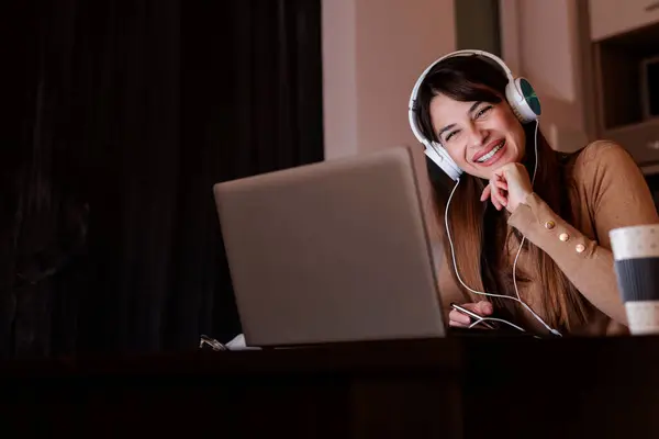 Hermosa Mujer Joven Con Auriculares Que Tienen Videollamada Usando Computadora —  Fotos de Stock