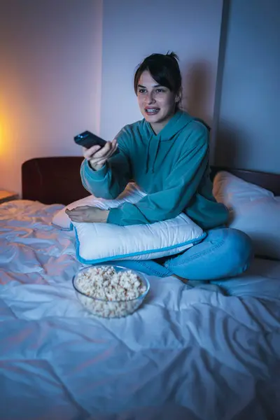 Mujer Usando Pijamas Sentada Cama Comiendo Palomitas Maíz Riendo Mientras —  Fotos de Stock