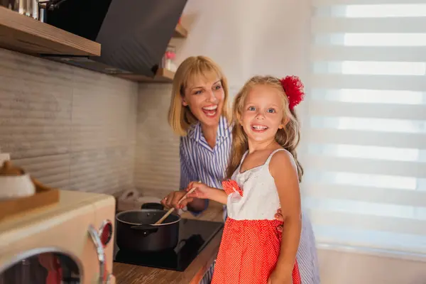 Beautiful Mother Daughter Having Fun Cooking Lunch Togehter Kitchen — Stock Photo, Image