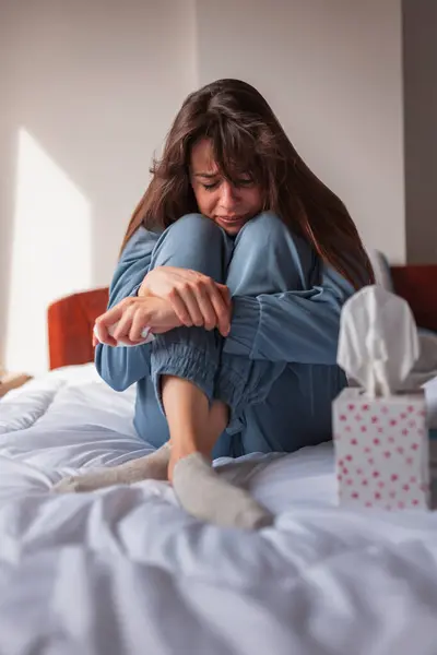 Mutsuz Genç Bir Kadın Pijama Giyer Sabah Yatağa Kıvrılır Ağlar — Stok fotoğraf