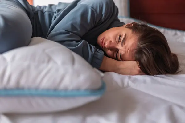 Genç Bir Kadın Yatakta Kıvrılmış Acı Içinde Regl Sancıları Çekerek — Stok fotoğraf