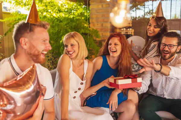 Gruppe Fröhlicher Junger Leute Versammelte Sich Zur Geburtstagsfeier Ihres Freundes — Stockfoto