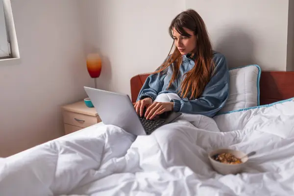 Junge Frau Schlafanzug Sitzt Morgens Bett Arbeitet Von Hause Aus — Stockfoto