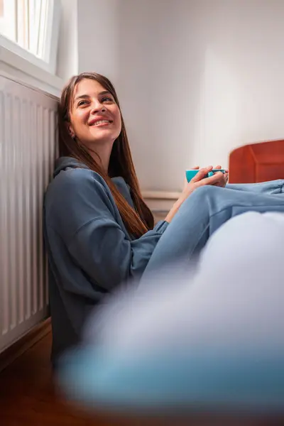 Vacker Ung Kvinna Pyjamas Sittande Golvet Vid Sängen Sovrummet Dricka — Stockfoto