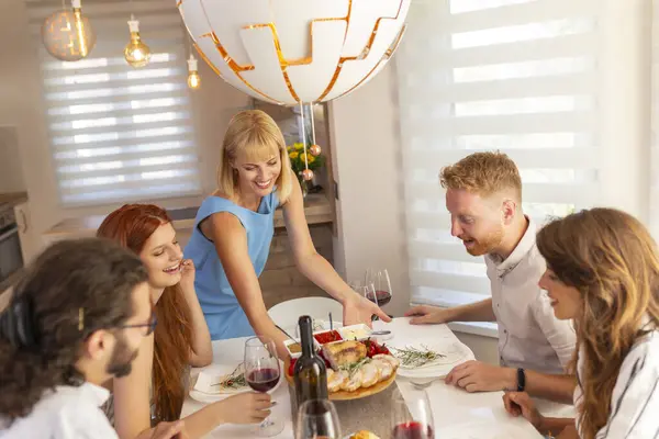 Amigos Divertindo Enquanto Jantam Juntos Casa Anfitriã Servindo Comida Convidados — Fotografia de Stock
