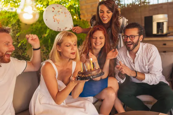Gruppe Von Freunden Hat Spaß Beim Singen Auf Geburtstagsparty Mädchen — Stockfoto