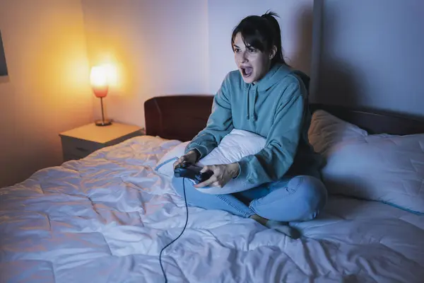 Mulher Bonita Vestindo Pijama Divertindo Jogando Videogames Cama Noite — Fotografia de Stock
